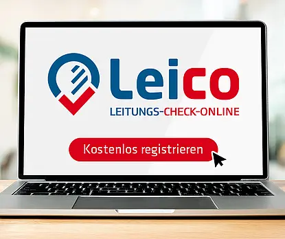Ein Laptop zeigt das Leico‑Logo und einen roten Button „Kostenlos registrieren“. Rechts daneben stehen blaue Infoboxen mit Hinweisen zur deutschlandweiten Leitungsauskunft.
