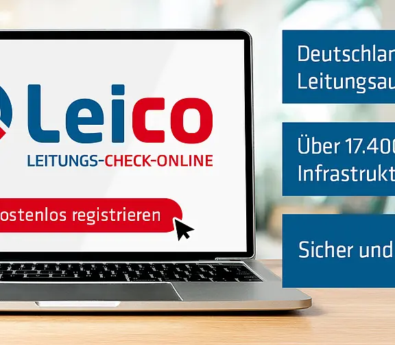 Ein Laptop zeigt das Leico‑Logo und einen roten Button „Kostenlos registrieren“. Rechts daneben stehen blaue Infoboxen mit Hinweisen zur deutschlandweiten Leitungsauskunft.