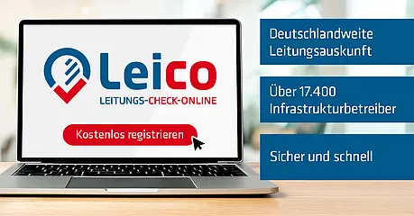 Ein Laptop zeigt das Leico‑Logo und einen roten Button „Kostenlos registrieren“. Rechts daneben stehen blaue Infoboxen mit Hinweisen zur deutschlandweiten Leitungsauskunft.