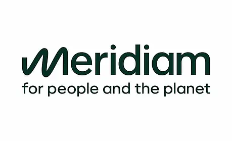 Meridiam‑Logo mit grünem Schriftzug und dem Slogan „for people and the planet“. Markenauftritt eines internationalen Infrastruktur‑ und Impact‑Investors.