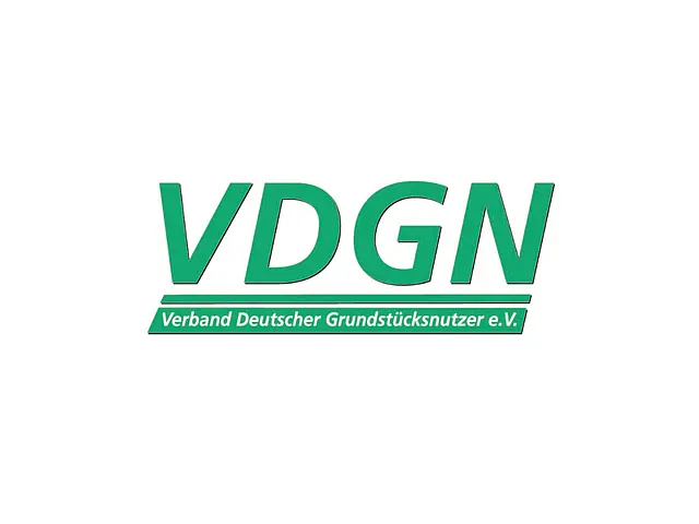 Logo des VDGN Das Bild zeigt das grüne Logo „VDGN“ mit dem ausgeschriebenen Text „Verband Deutscher Grundstücksnutzer e. V.“ auf weißem Hintergrund.
