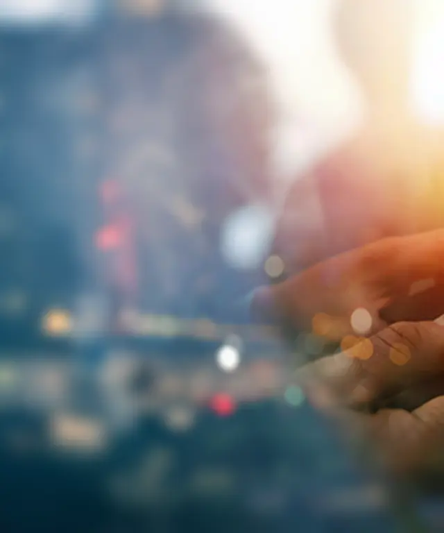 Hände fügen bunte Puzzleteile zusammen. Symbolbild für Kooperation, Teamarbeit und gemeinsame Lösungsfindung in modernen Projekten.