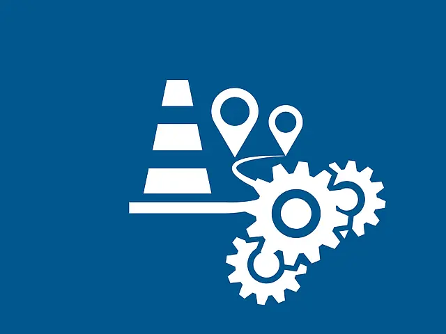Symbolgrafik zu Baustelle, Wegführung und technischem Betrieb Weiße Symbolgrafik auf blauem Hintergrund: ein Baustellenkegel, zwei Standortmarken, eine geschwungene Weglinie und mehrere Zahnräder im Vordergrund.