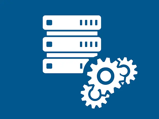 Roter, klassischer Telefonhörer liegt mit langem Spiralkabel auf einer hellen Fläche; minimalistische, klare Draufsicht. Weiße Symbolgrafik mit drei übereinanderliegenden Server‑Elementen und zwei Zahnrädern auf blauem Hintergrund.