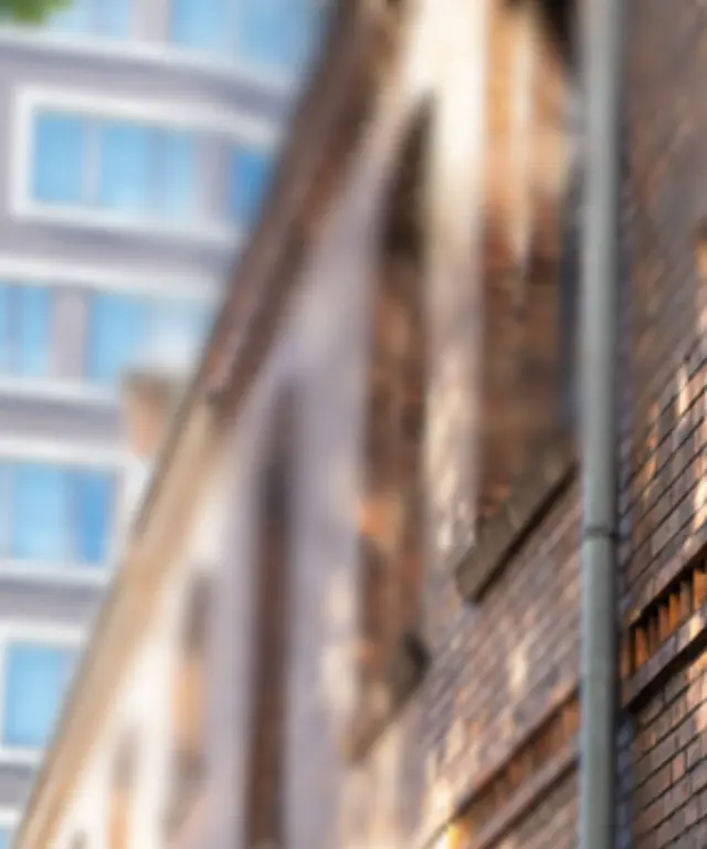 EUREF‑Campus‑Beschriftung an einer Backsteinfassade in Berlin, moderner Innovations‑ und Zukunftsstandort für Energie, Nachhaltigkeit und Mobilität