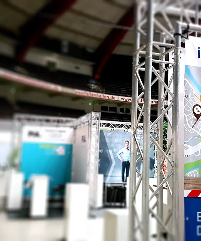 Messestand von infreSt mit Karte und Baustellenmarkierungen. Präsentation zur digitalen Baustellenkoordination und Infrastrukturplanung.