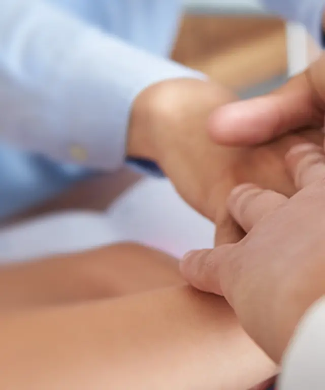 Mehrere Hände übereinander als Symbol für Zusammenarbeit, Teamgeist und gemeinsame Ziele im Büro‑ oder Projektumfeld.