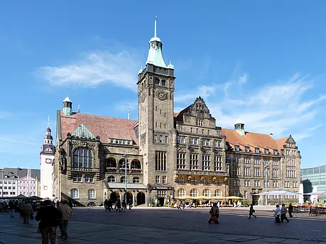 Historisches Rathaus an einem sonnigen Tag auf einem belebten Platz