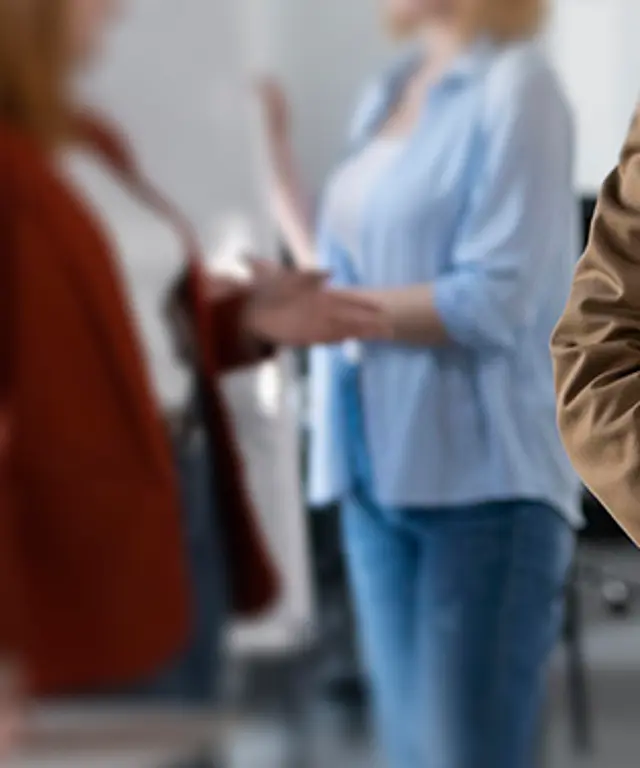 Person präsentiert ein Klemmbrett mit „Join Our Team“. Symbolbild für Recruiting, Stellenausschreibungen und moderne Teamgewinnung.